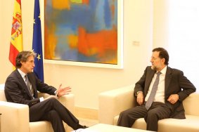 El Presidente de la FEMP durante su reunión con Mariano Rajoy.